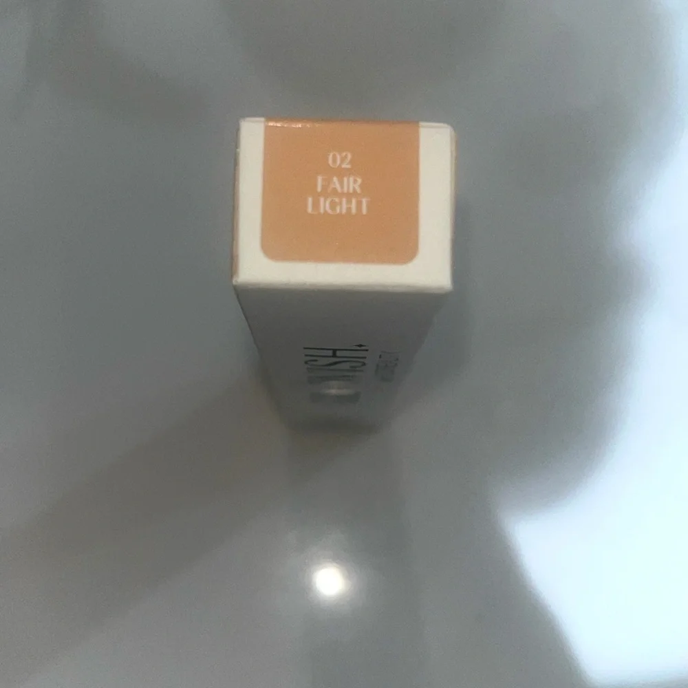 GloWish by Huda Bright Light Hydrating Sheer Vegan Concealer in Fair Light 02